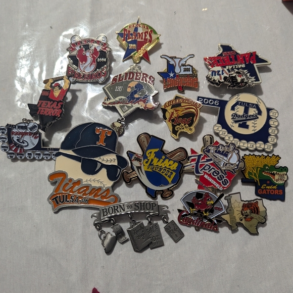 Assorted Sports Team Pins Collection - Picture 2 of 5